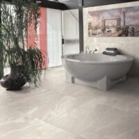 Baie spectaculoasa placata cu gresie imitatie piatra, culoare gri. Gresie Greystone de la Opera Ceramiche cu dimensiunea de 60x120 cm. Adecvata inclusiv la incalzire in pardoseala.