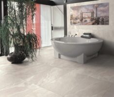 Baie spectaculoasa placata cu gresie imitatie piatra, culoare gri. Gresie Greystone de la Opera Ceramiche cu dimensiunea de 60x120 cm. Adecvata inclusiv la incalzire in pardoseala.