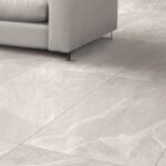 Gresie cu aspect de piatra, montata intr-un living fabulos. Seria Greystone de la Opera Ceramiche. Gresie de culoare gri.