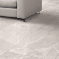 Gresie cu aspect de piatra, montata intr-un living fabulos. Seria Greystone de la Opera Ceramiche. Gresie de culoare gri.