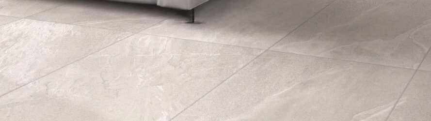 Gresie cu aspect de piatra, montata intr-un living fabulos. Seria Greystone de la Opera Ceramiche. Gresie de culoare gri.