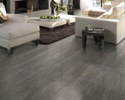 Gresie seria Kaleido Grigio de la Saime Ceramiche. Un living modern fabulos cu gresie de culoare gri.